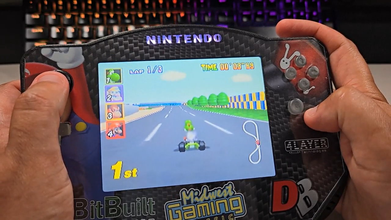 它能夠讓玩家把自己的Nintendo N64主機改裝為掌上型的型式。