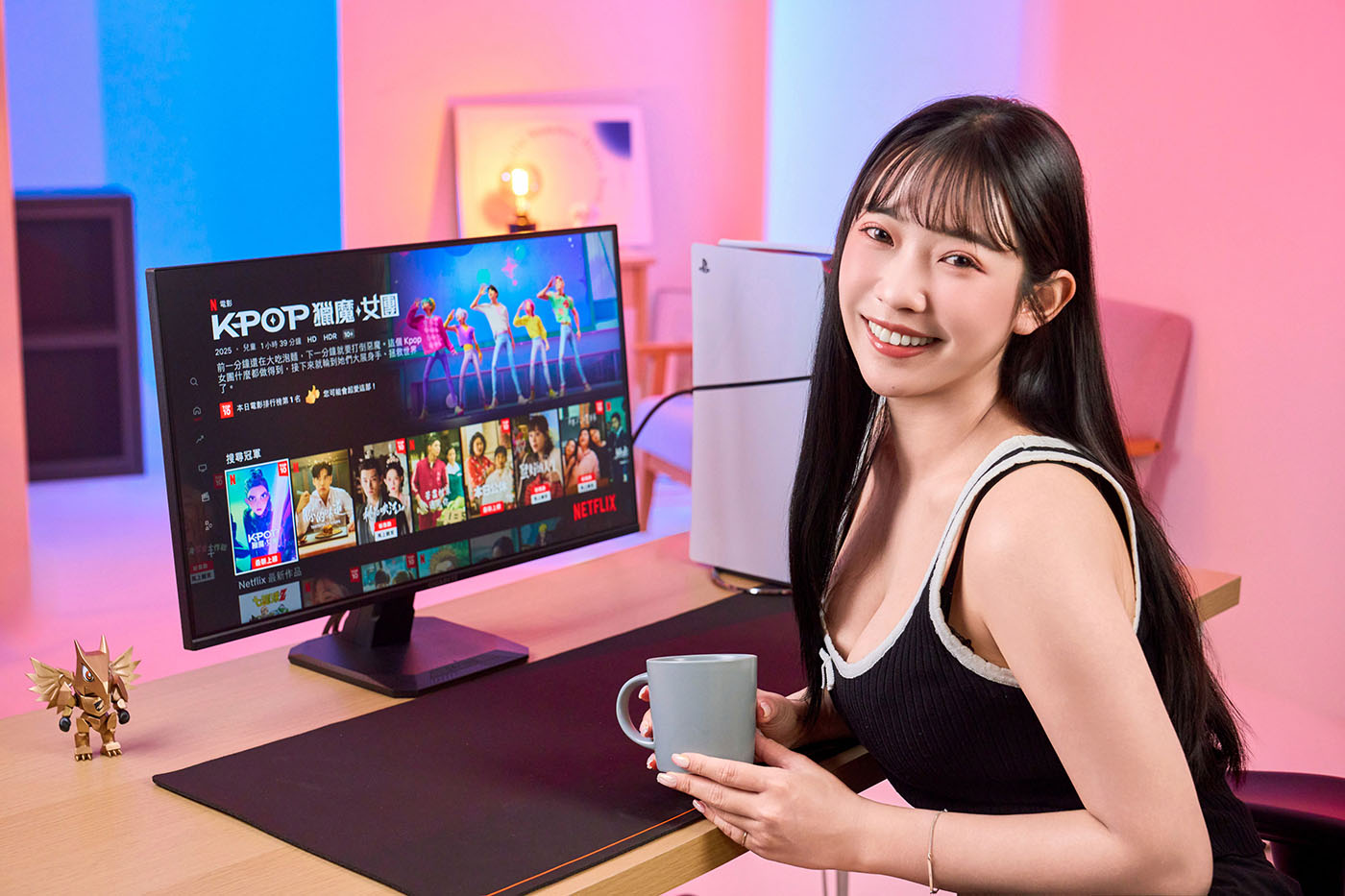 GS25F2 內建有雙 2W 揚聲器，搭配影音內容、遊戲也有不錯的聆聽效果。