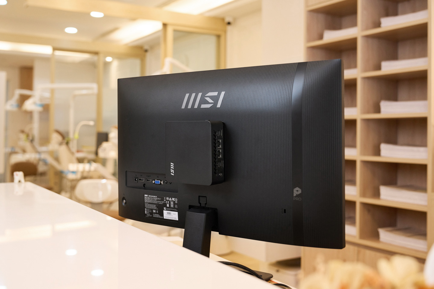 「MSI Cubi NUC AI 系列」迷你主機體輕巧，搭配 VESA 安裝設計，可以輕鬆隱藏在螢幕後方或診療桌下方。