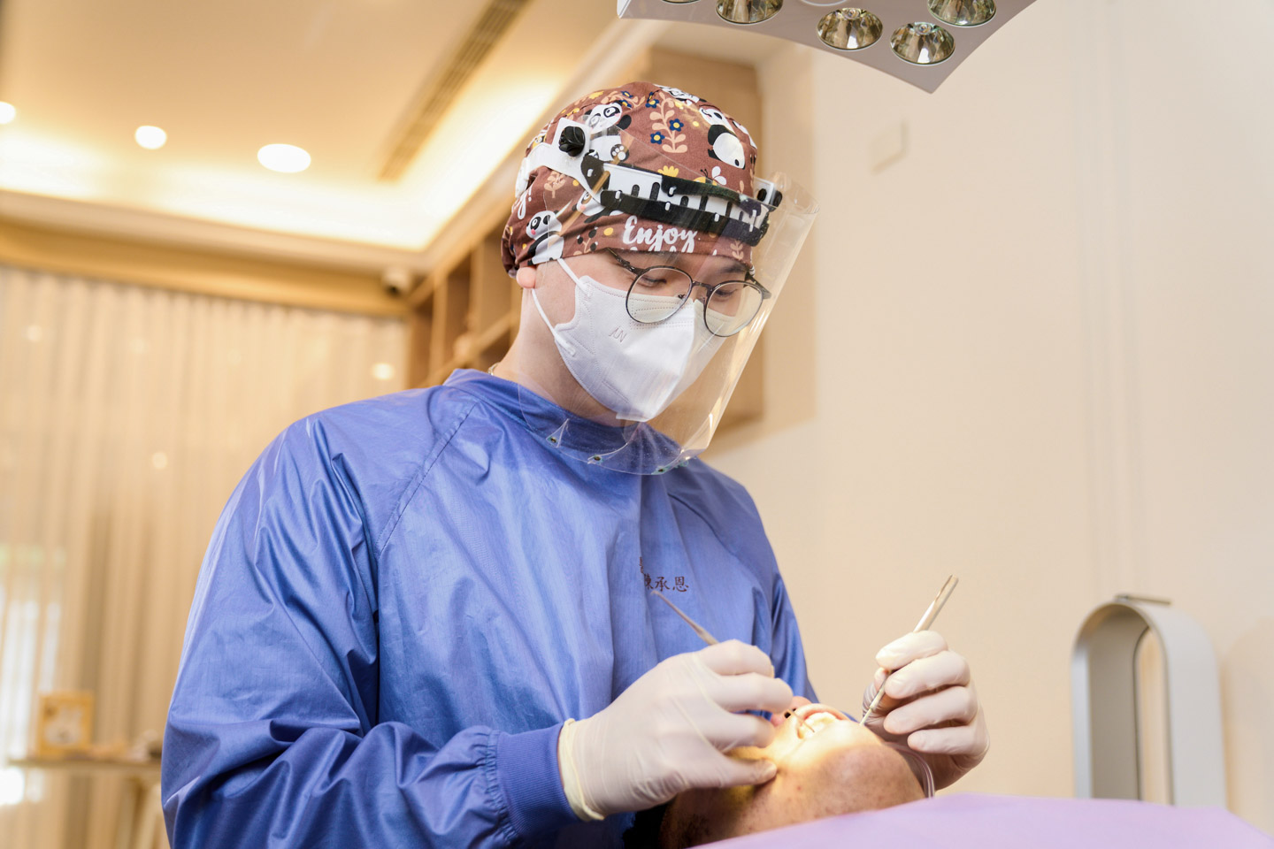 MSI Cubi NUC AI 1UMG 搭載了 Intel Core Ultra 7 處理器，內建 AI 運算能力，讓它在處理複雜的牙科影像檔案時，表現得非常出色。