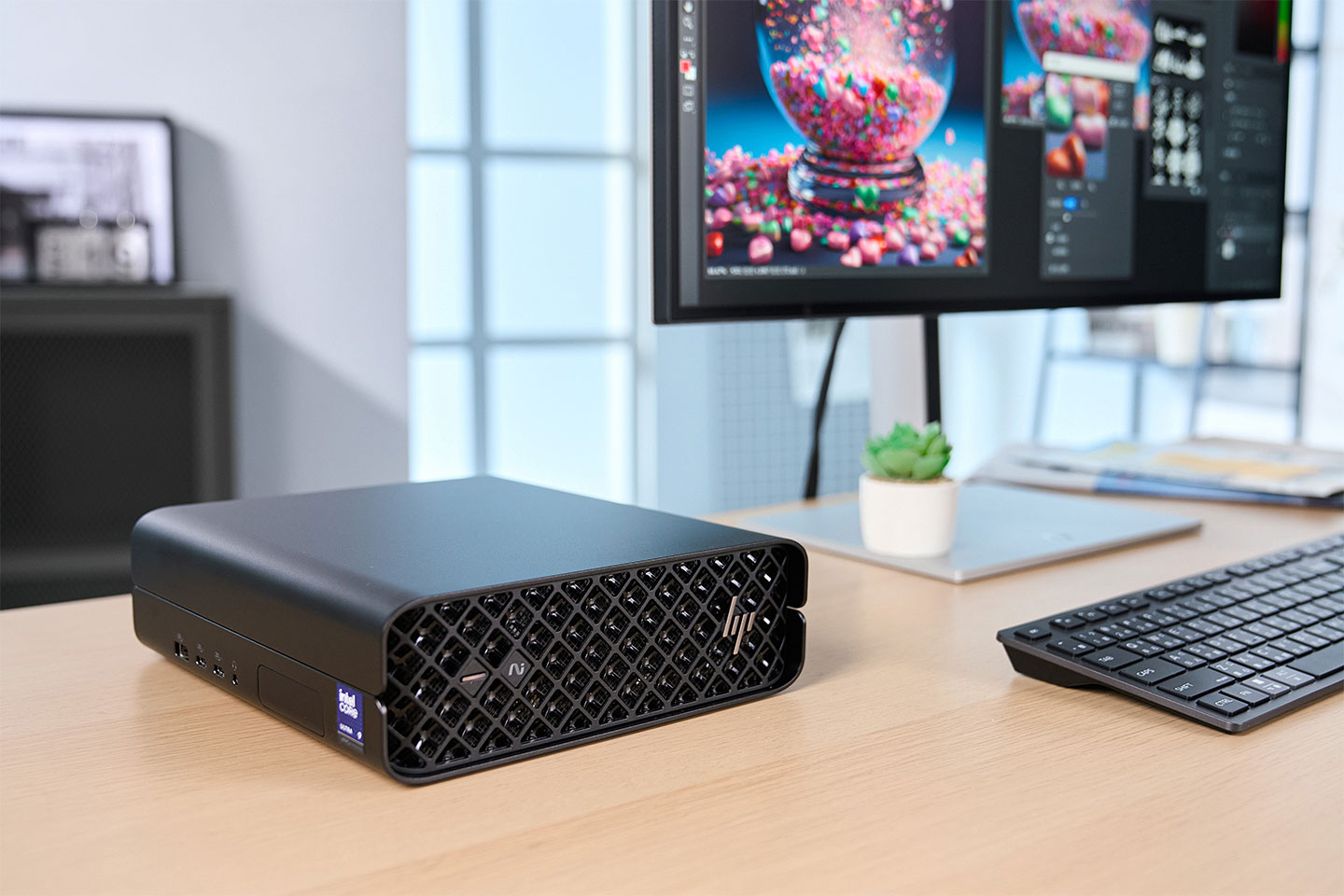 HP Z2 Mini G1i 工作站的擁有小巧的體積與質感出眾的外型設計，在效能表現與品味方面都符合內容創作者的需求。