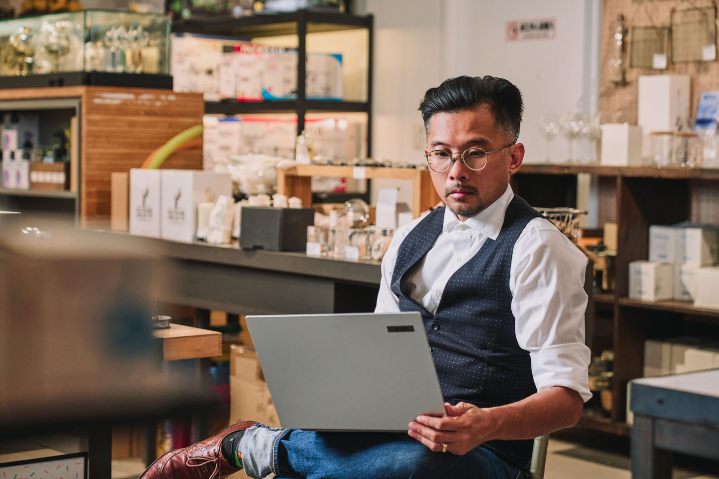 設計出身的林厚進，畢業後踏上了一段看似「不務正業」的斜槓旅程，也正是這些多元經歷，成為他日後創業與品牌經營的重要養分。