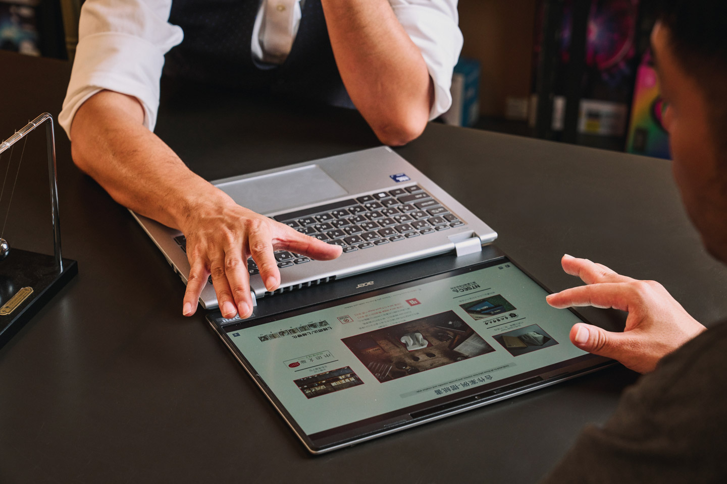 可 180° 攤平的 TravelMate P4 14 讓林厚進能隨時與夥伴共享畫面，提升協作效率。