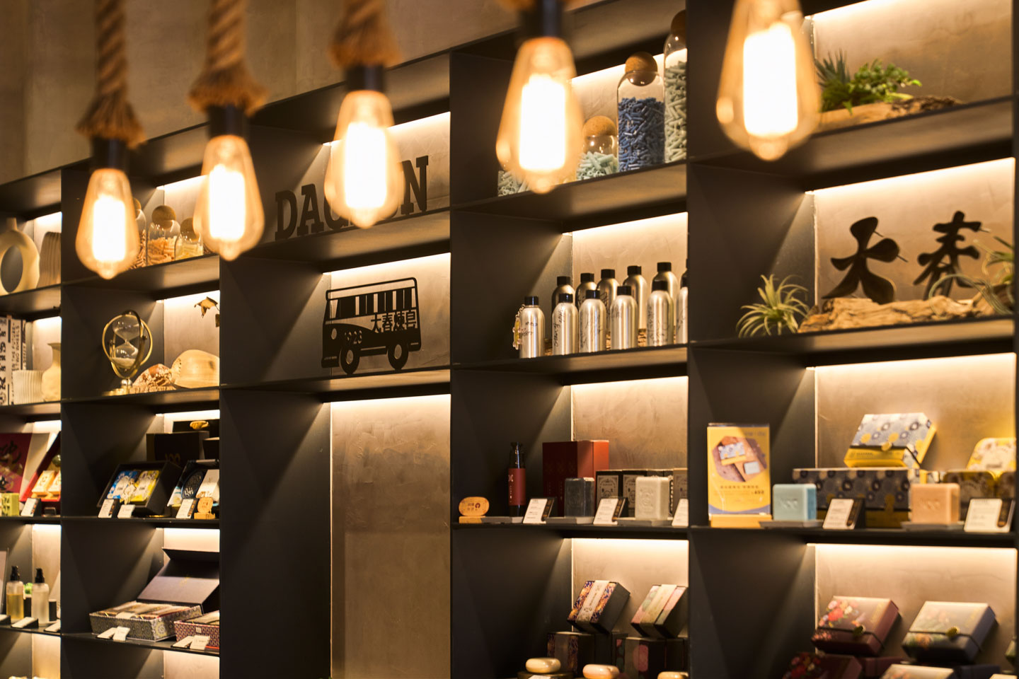 位於台北市迪化街的大春煉皂門市，空間設計巧妙融合現代時尚與文化傳統，讓消費者在選購產品的同時，也能感受到品牌獨特的歷史氛圍與當代美學。