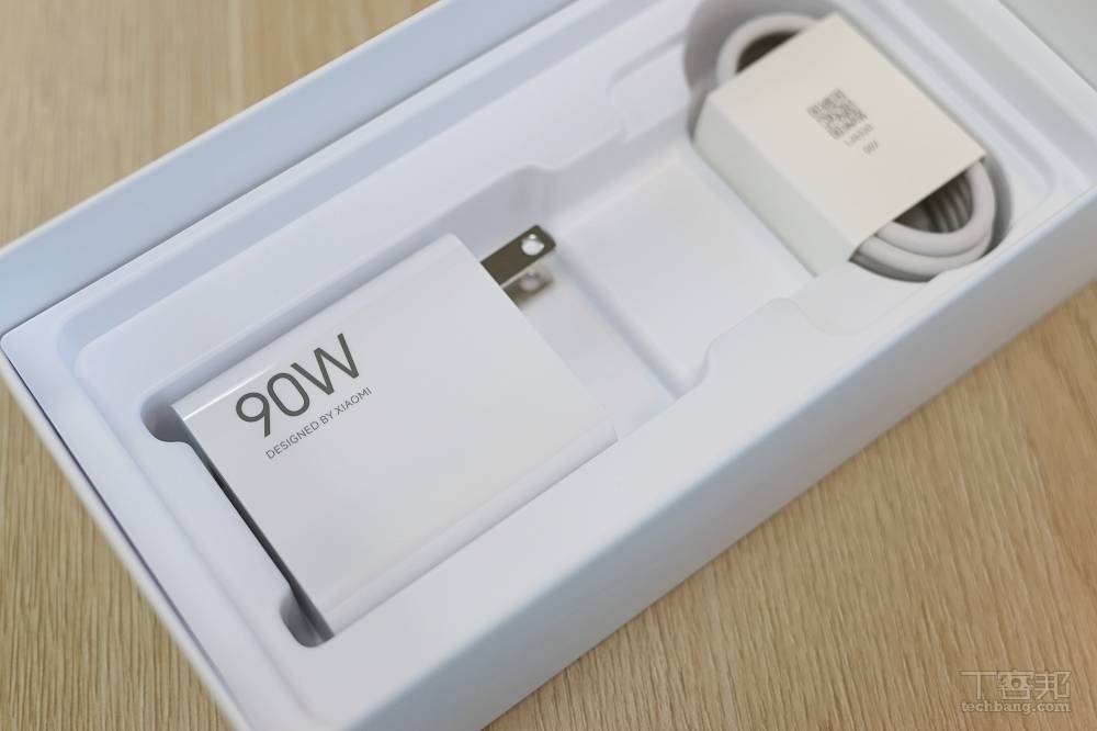 隨包裝也有附上充電器和充電線。