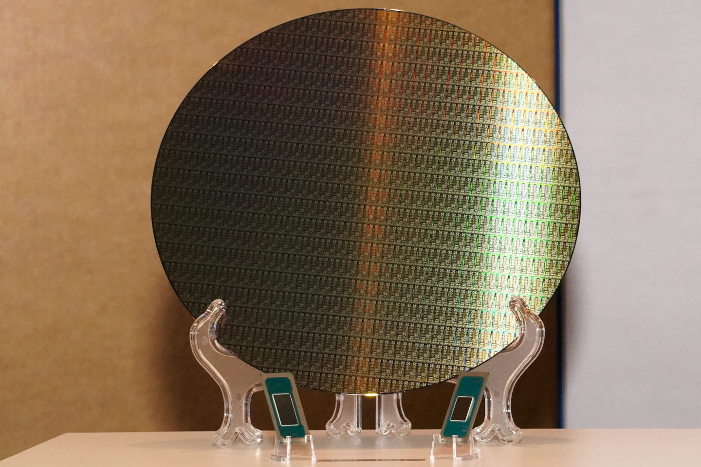 筆者也於活動現場直擊Panther Lake處理器與處理器運算模塊的晶圓。 ▲ 筆者將在後續文章中詳細解說Panther Lake處理器的特色與架構。