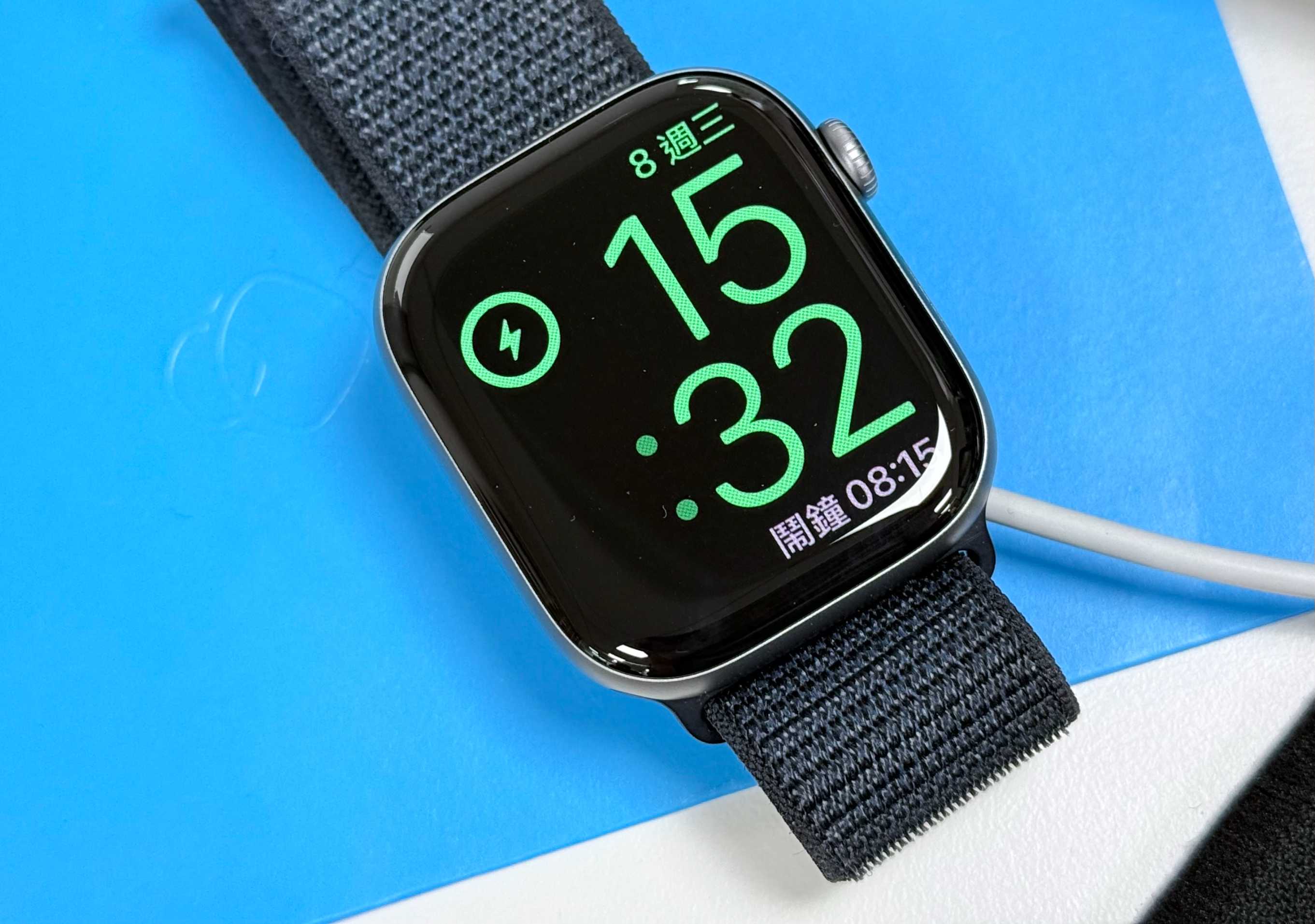 Apple Watch Series 11 支援快速充電，只需 15 分鐘即可提供長達 8 小時的電池續航力。