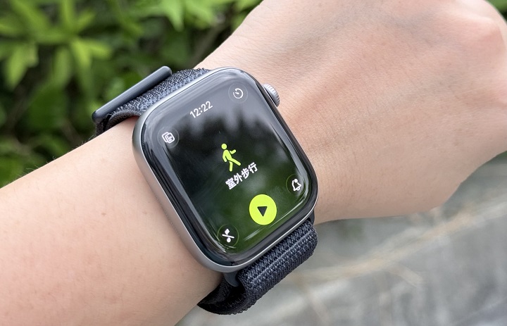 在 Apple Watch 開啟體能訓練時，會自動播放音樂，Apple Music 能依照運動類型與使用者偏好，推薦最合適的播放清單。