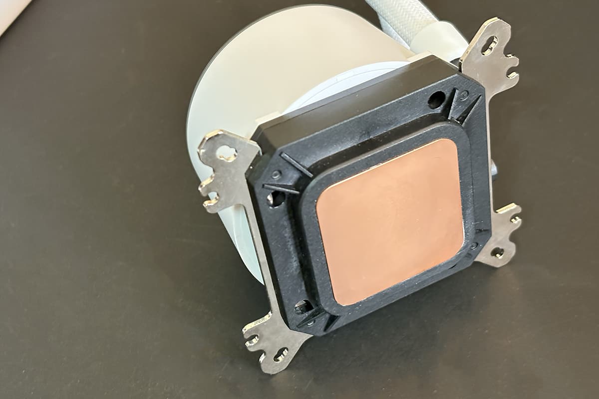 預先安裝好的腳座可以同時因應 AMD / Intel 兩個平台。