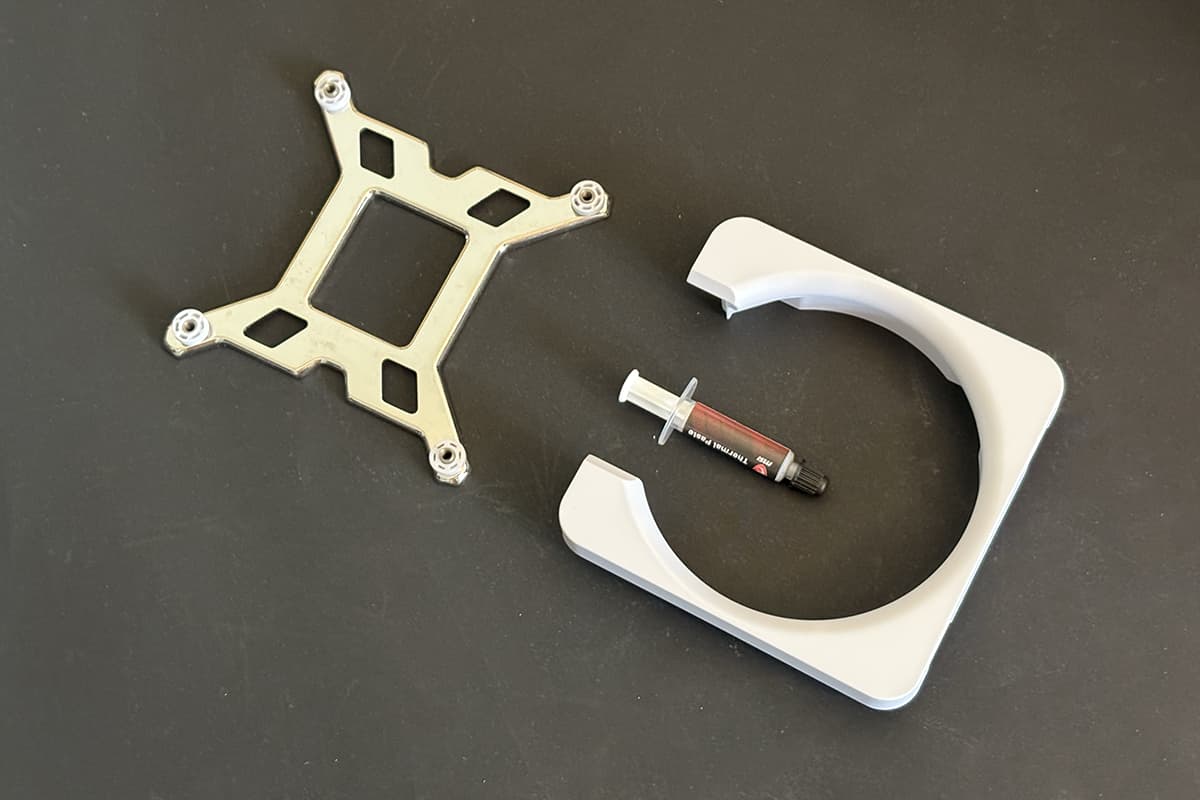 箱內的其它零組件除了螺絲跟彈簧之外，沒有其它複雜的機構，新手不太需要說明書應也能順利組裝完成。