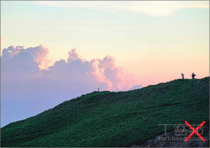 日落時分環境光線較為暗淡，這時應該要預先降低曝光補償，才不會因照片亮度較高而減損雲彩層次。