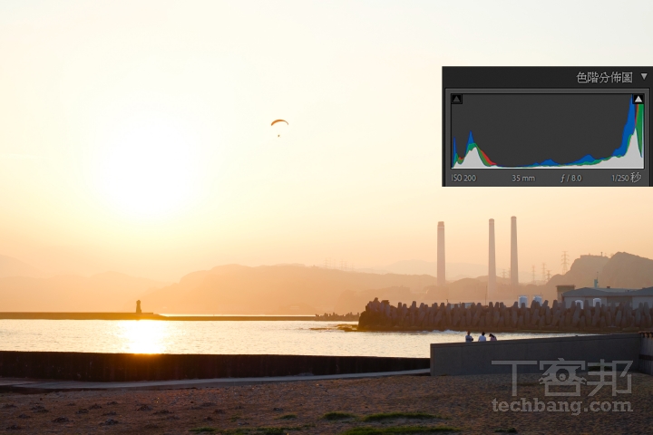 以明亮調性為主的照片，可以發現曝光曲線是靠向直方圖的右側，表示影像將會偏亮。