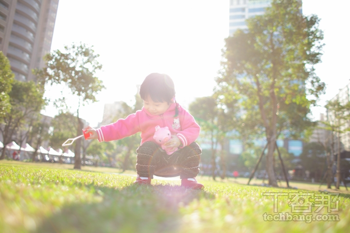 曝光沒有一定準則，可依想要呈現的畫面重點靈活調整。像這張是想要清楚呈現孩童開心的神情，所以讓天空過曝也無妨。