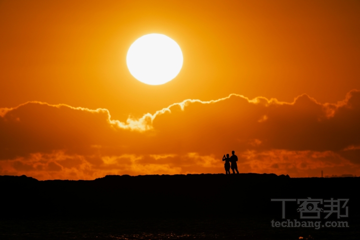 又例如這張照片主要想讓觀者目光停留在天空迷人的夕陽與雲朵，故選擇降低曝光讓地景成為剪影。