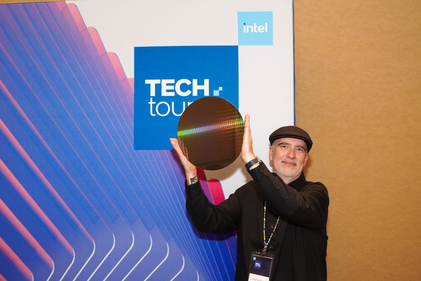 Intel客戶端技術專家Craig Raymond於會場展示Panther Lake處理器運算模塊之12吋晶圓。