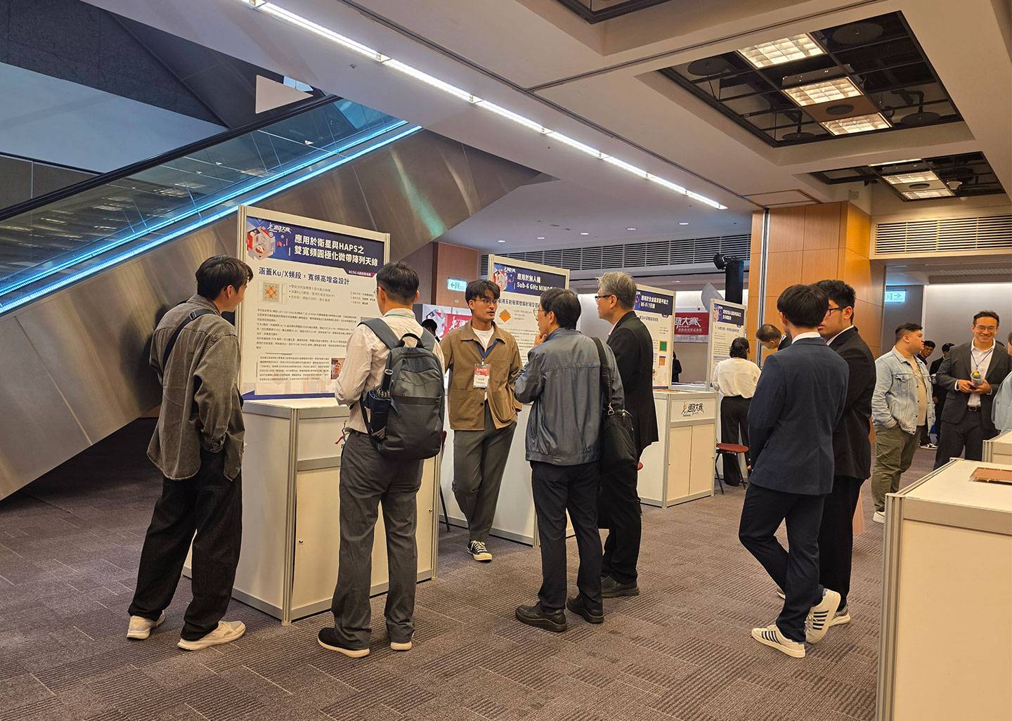 通訊天線系統設計競賽的入圍組別也同樣在現場展出作品。