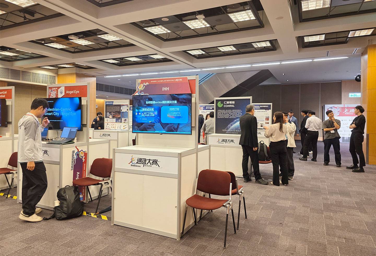 活動現場也開設成果展專區，邀請國際賽 Mobileheroes Global 和通訊天線系統設計競賽入圍團隊展出作品，也提供新創團隊與產業人士、企業與投資人現場交流的機會。