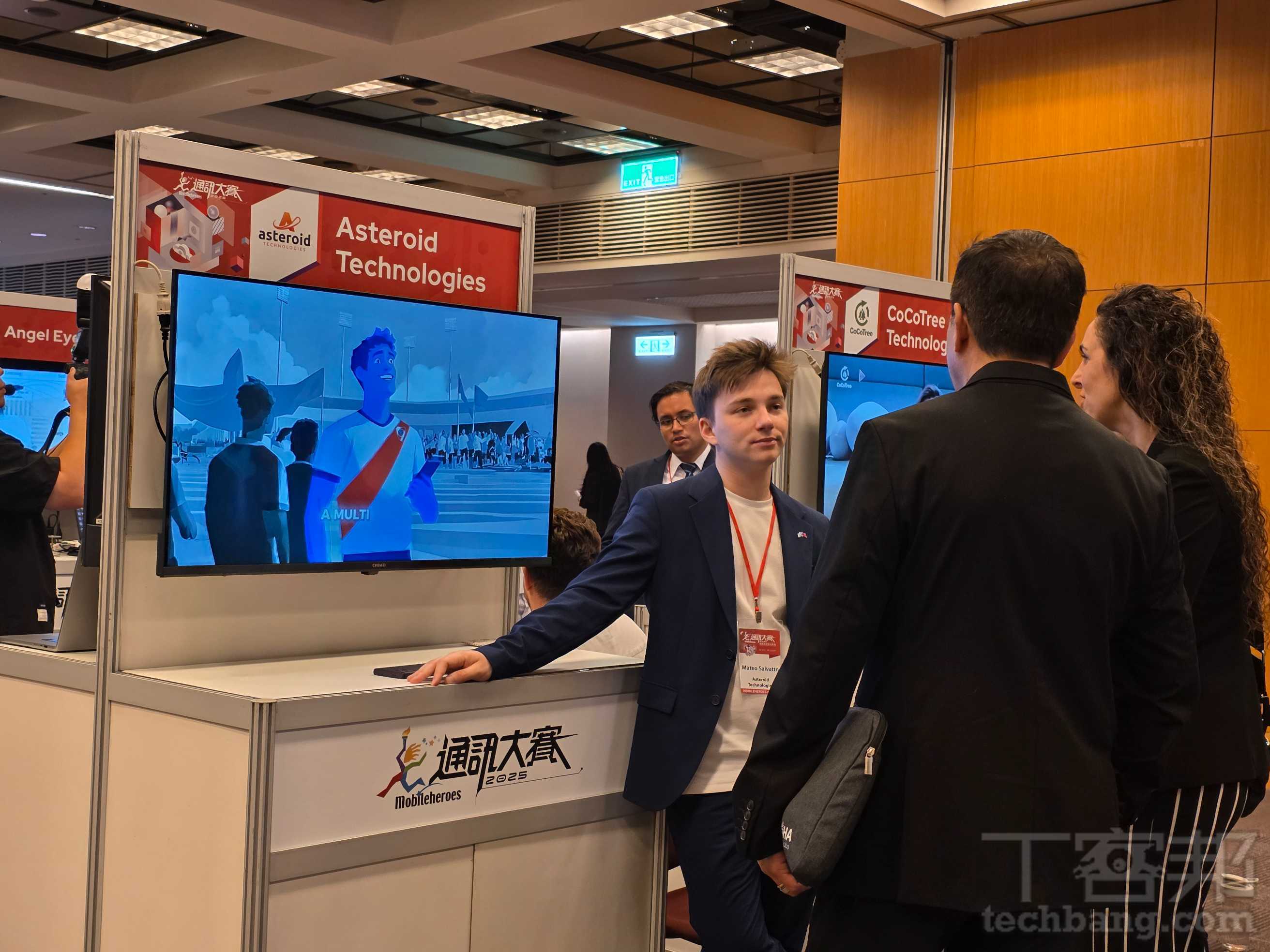 在活動的自由交流時間，與會來賓把握時間與國際賽團隊交流。