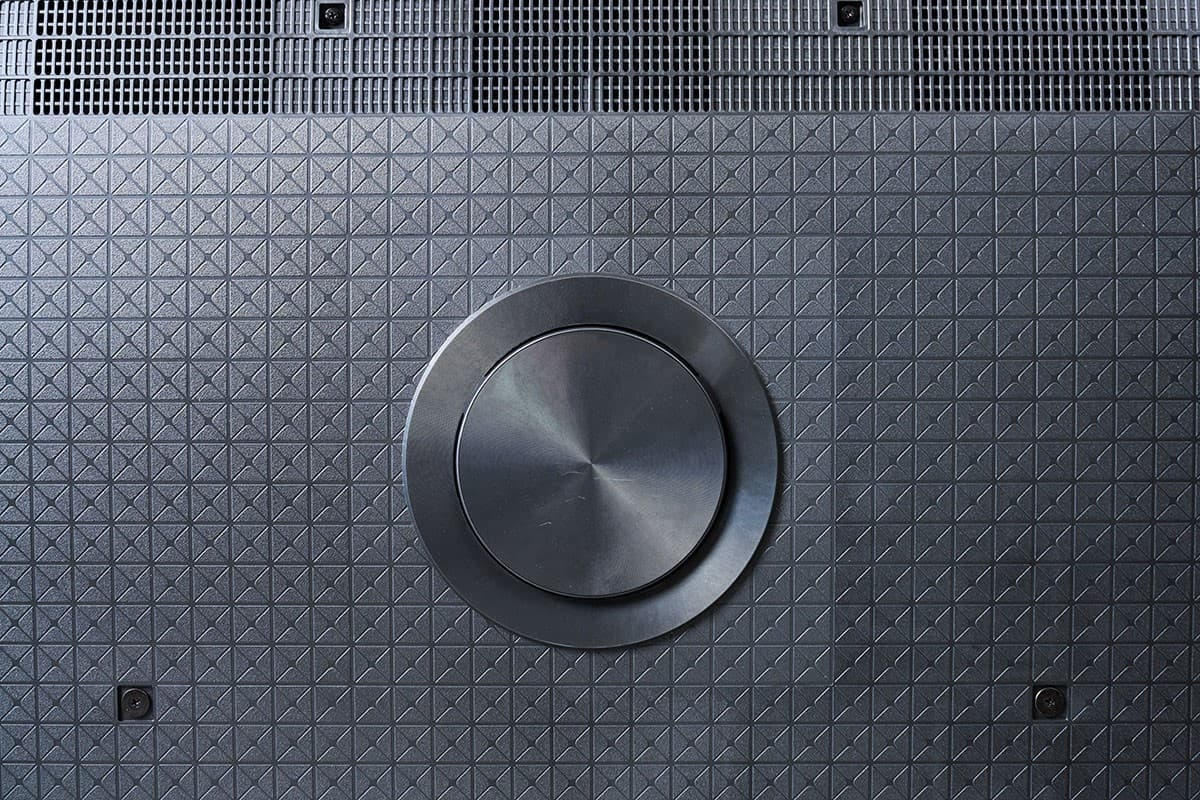 結合機背的獨立低音單體設計，TV-65W95BGT 能呈現深沈且有衝擊力的低頻效果，整體音場能量充足。