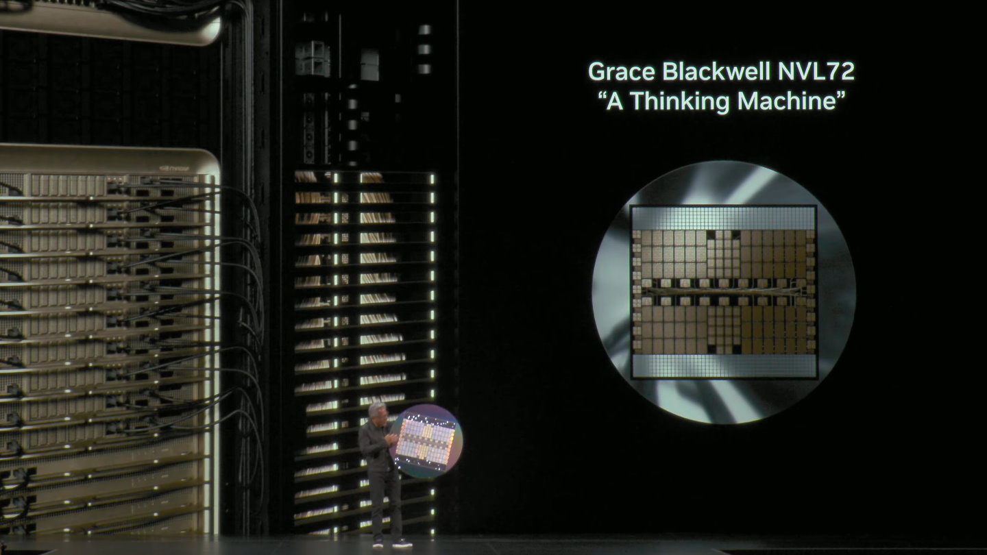 Grace Blackwell NVL72是將72組GPU透過NVLink互聯技術整合為單一大型GPU。黃仁勳手中的「矽盾」為具像化的舞台道具。