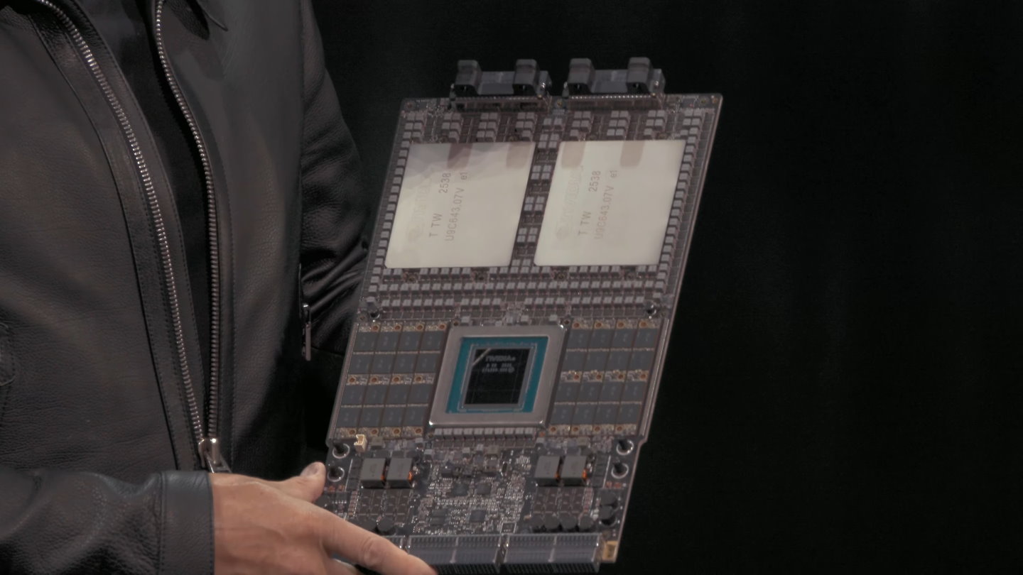 黃仁勳於活動舞台展示Vera Rubin Superchip。