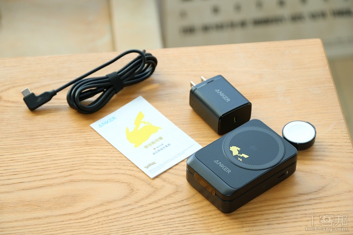 開箱後，B2557 皮卡丘剪影磁吸充電座盒裝內容物，除了皮卡丘磁吸充電座之外，還有 1.5m USB-C to USB-C 充電線、支援 PD 快充的 USB 插頭和使用說明書。