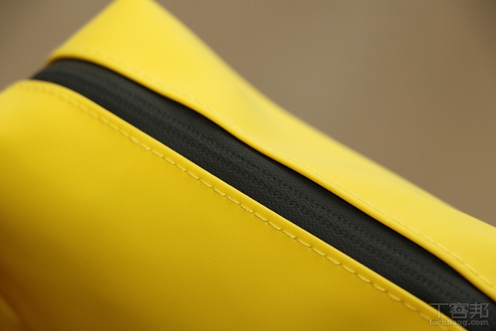 收納包拉鍊處雖採密合設計，不過並未通過防水檢測，使用時仍需避免弄濕使用。