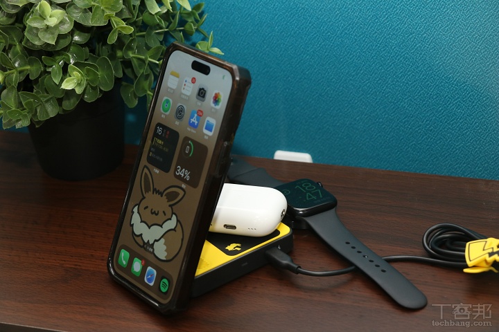 三合一充電設計，可同時為iPhone、AirPods、Apple Watch充電，讓桌面更整潔俐落。