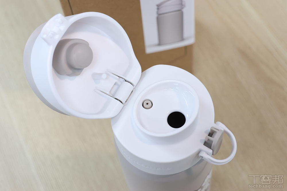 上方開孔是這樣的設計，清潔還滿容易的。