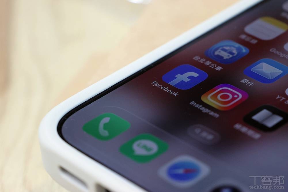 iPhone 17 的好朋友！犀牛盾 SolidX/Clear 保護殼、AquaStand 磁吸水壺開箱