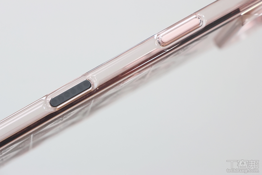 側邊按鍵採用奈米碳管電容式材質，按壓手感接近原機鍵位。