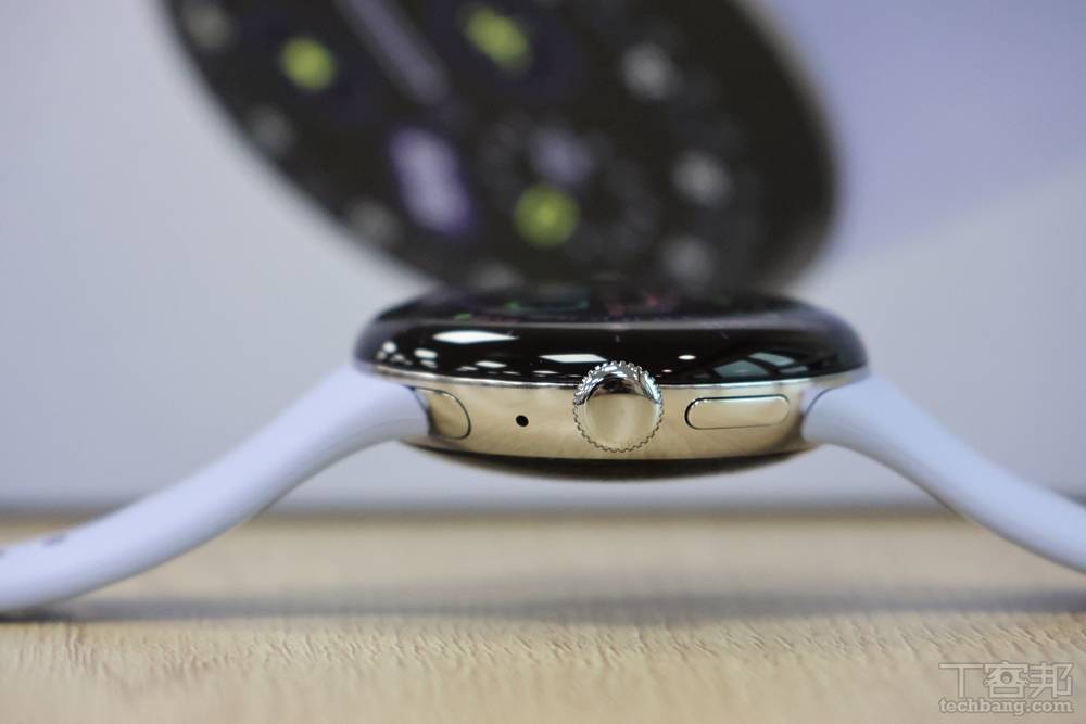 右側有旋轉錶冠跟按鍵，操作時會有震動回饋。