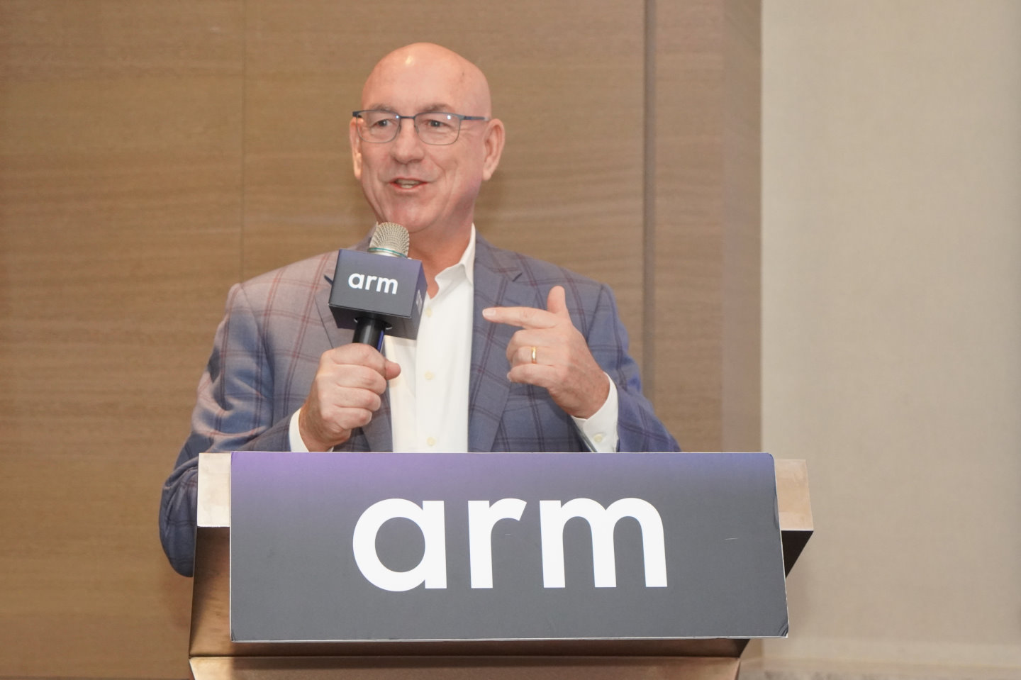 Arm策略暨生態系執行副總裁Drew Henry於媒體說明會分享對產業趨勢的觀察。