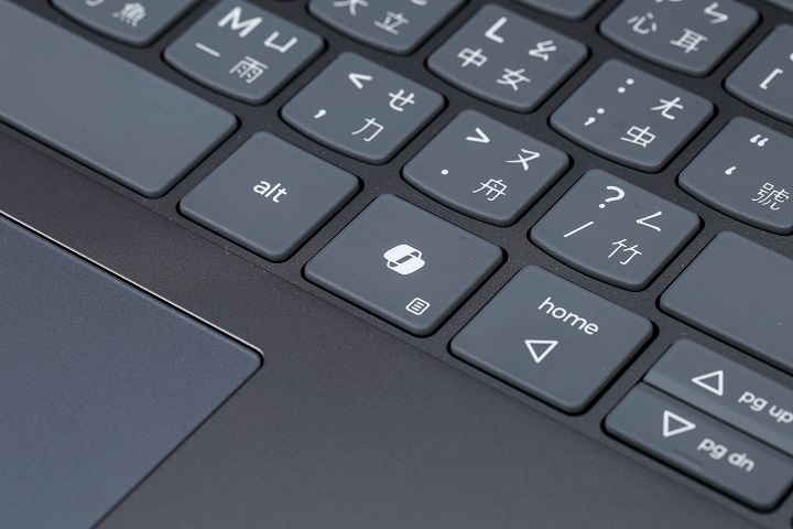 鍵盤上除了啟動捲軸螢幕及 ThinkBook Workspace應用程式的專屬鍵外，當然， Copilot AI 啟動鍵也沒少。