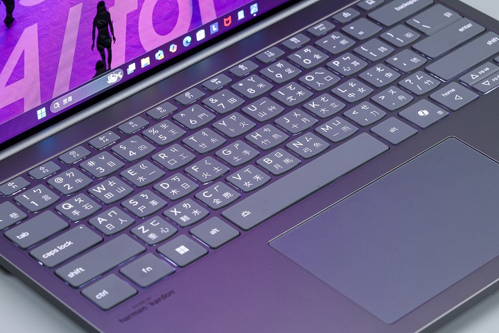 全尺寸鍵盤維持 ThinkBook 系列的品質，並提供可調整的三段式白色背光。