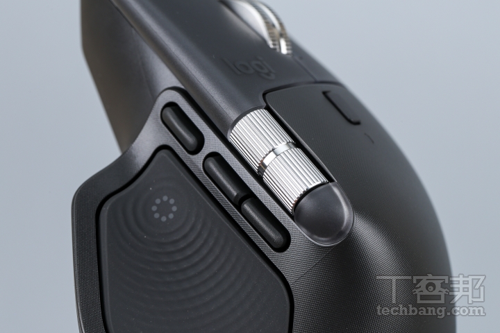 拇指轉輪同樣採用不銹鋼材質，下方配置兩枚側鍵以及手勢鍵。