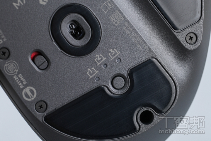 Easy-Switch可配對 3 組裝置，透過滑鼠底部的按鍵即可迅速切換。