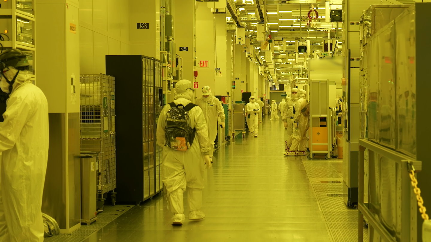 工作人員可以利用背包攜帶所需物品，但因為保密與資安需求而需使用指定的透明背包。