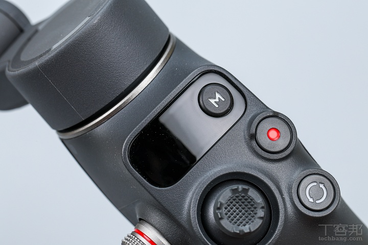 狀態面板/M按鍵/拍攝鍵/切換鍵/雲台方向操控鈕：手把上配置控制介面，拍攝時可快速切換模式或操作運鏡，搭配顯示窗即時確認狀態。  ▲ 狀態面板/M按鍵/拍攝鍵/切換鍵/雲台方向操控鈕：手把上配置控制介面，拍攝時可快速切換模式或操作運鏡，搭配顯示窗即時確認狀態。  ▲ 狀態面板/M按鍵/拍攝鍵/切換鍵/雲台方向操控鈕：手把上配置控制介面，拍攝時可快速切換模式或操作運鏡，搭配顯示窗即時確認狀態。