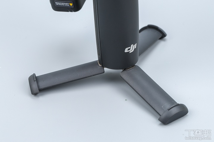 隱藏三腳架：內建升級三腳架，不必再額外攜帶或外接，即可立於平面上，實現固定機位拍攝。  ▲ 隱藏三腳架：內建升級三腳架，不必再額外攜帶或外接，即可立於平面上，實現固定機位拍攝。  ▲ 支援Apple DockKit與NFC快速連線：將iPhone貼在握把NFC標示處，即可快速連接iPhone並透過原生相機App追蹤人物。  ▲ 支援Apple DockKit與NFC快速連線：將iPhone貼在握把NFC標示處，即可快速連接iPhone並透過原生相機App追蹤人物。