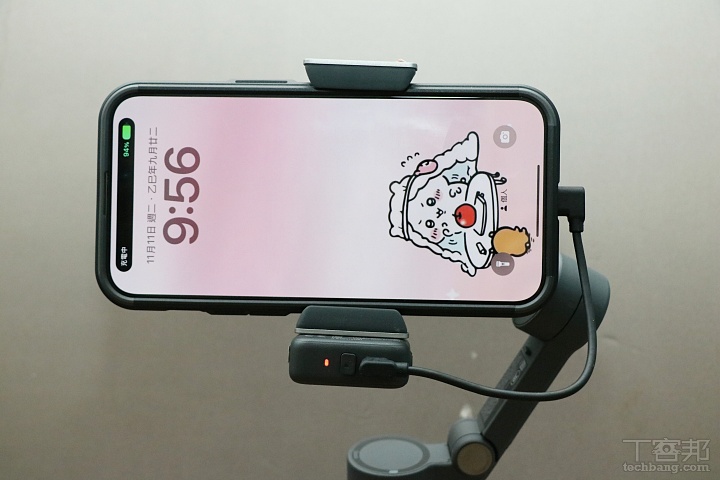 Type-C同步充電設計：多功能追蹤模組透過Type-C線連接手機時，雙擊按鍵即可啟動反向充電，讓錄影不中斷。  ▲ Type-C同步充電設計：多功能追蹤模組透過Type-C線連接手機時，雙擊按鍵即可啟動反向充電，讓錄影不中斷。  ▲ Type-C同步充電設計：多功能追蹤模組透過Type-C線連接手機時，雙擊按鍵即可啟動反向充電，讓錄影不中斷。