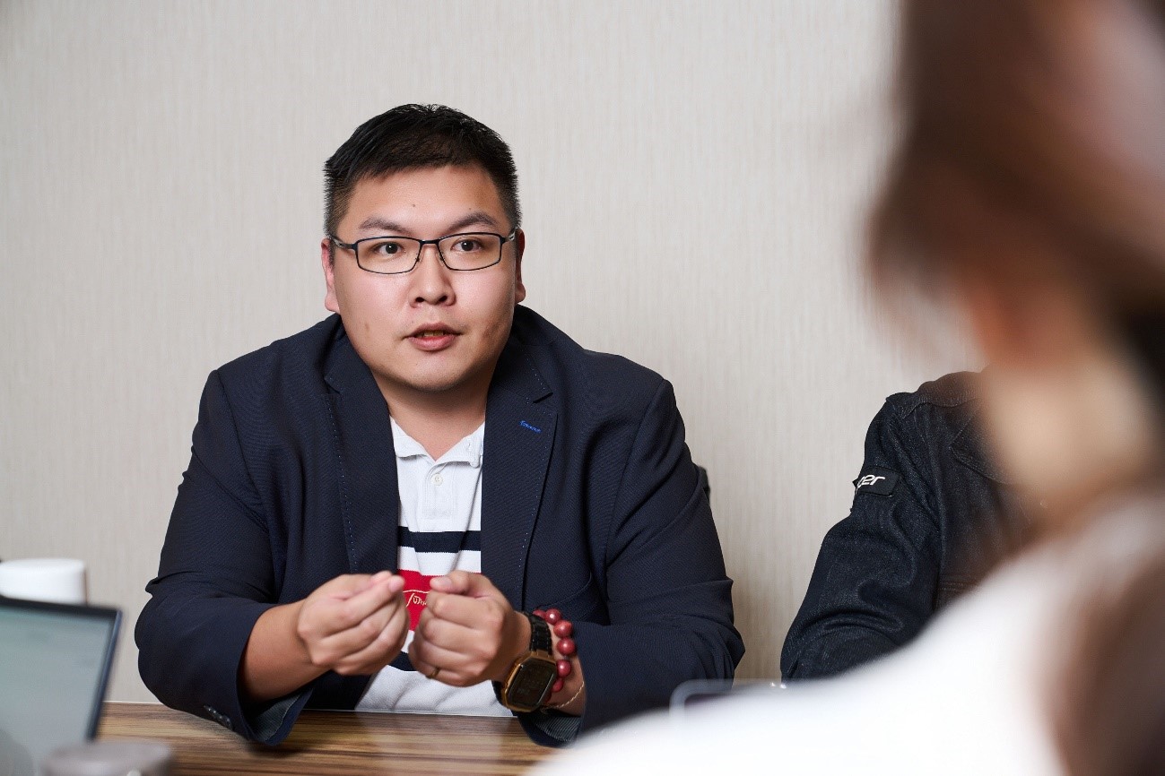 宏碁創新事業產品經理林俊佑指出，宏碁未來教室管理平台不僅跨品牌相容，其內建的 AI 系統更是老師的數位分身，能主動隔離遊戲等不適當的 App，並自動學習最佳管理經驗，確保校園資訊環境的安全與效率。