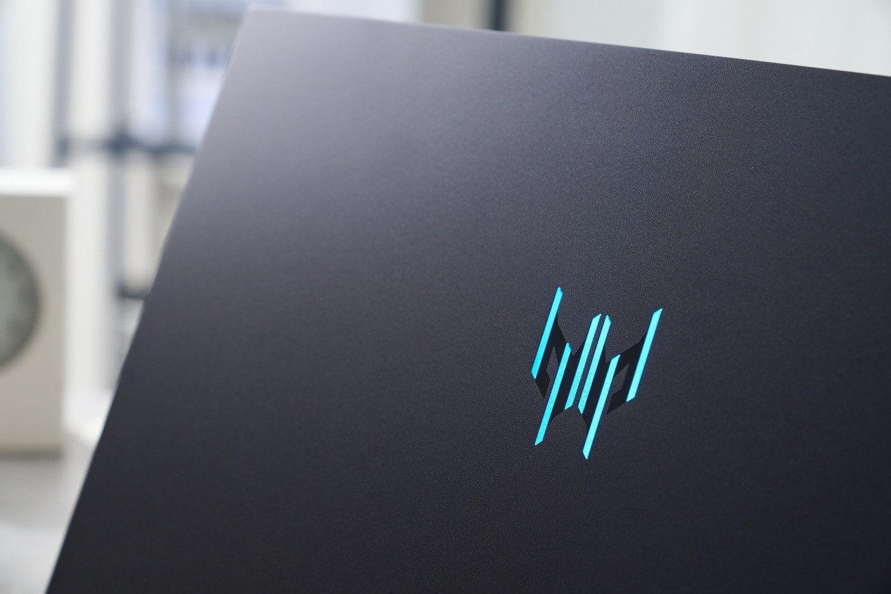 Predator Logo 燈效十分醒目，象徵電競魂啟動，展現獨有的掠奪者風格。