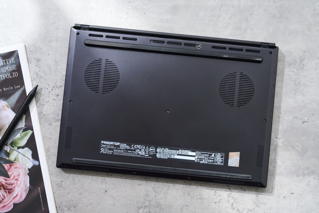 底部是一體成型設計，整體乾淨舒服，看起來挺有質感。