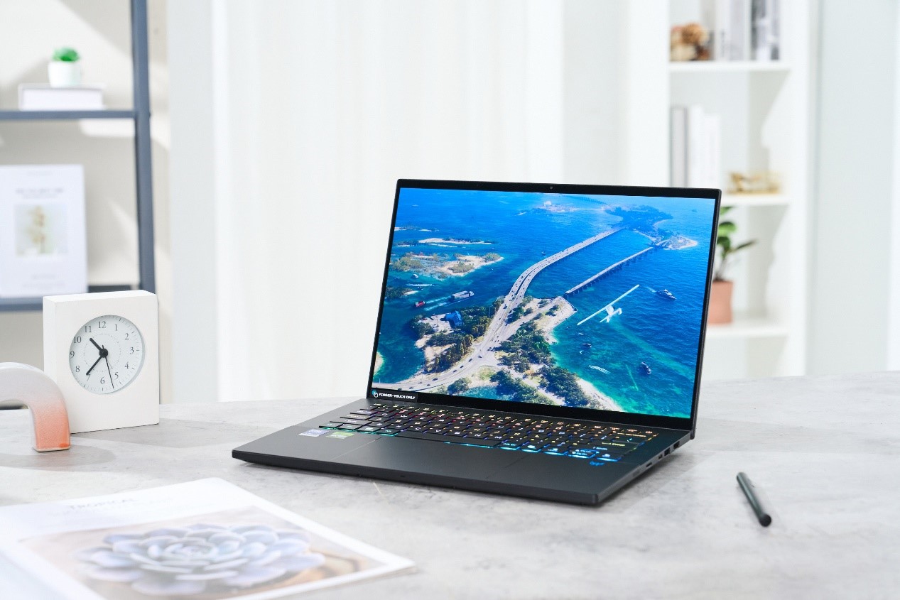 顯示器通過 Calman 色彩準確度認證，能滿足內容創作者對色彩精準度的嚴格要求。同時支援多點觸控功能，使用者可直接以手指與畫面中的介面或物件互動，在瀏覽、編輯與創作時都能獲得更直覺、流暢的操控感受。