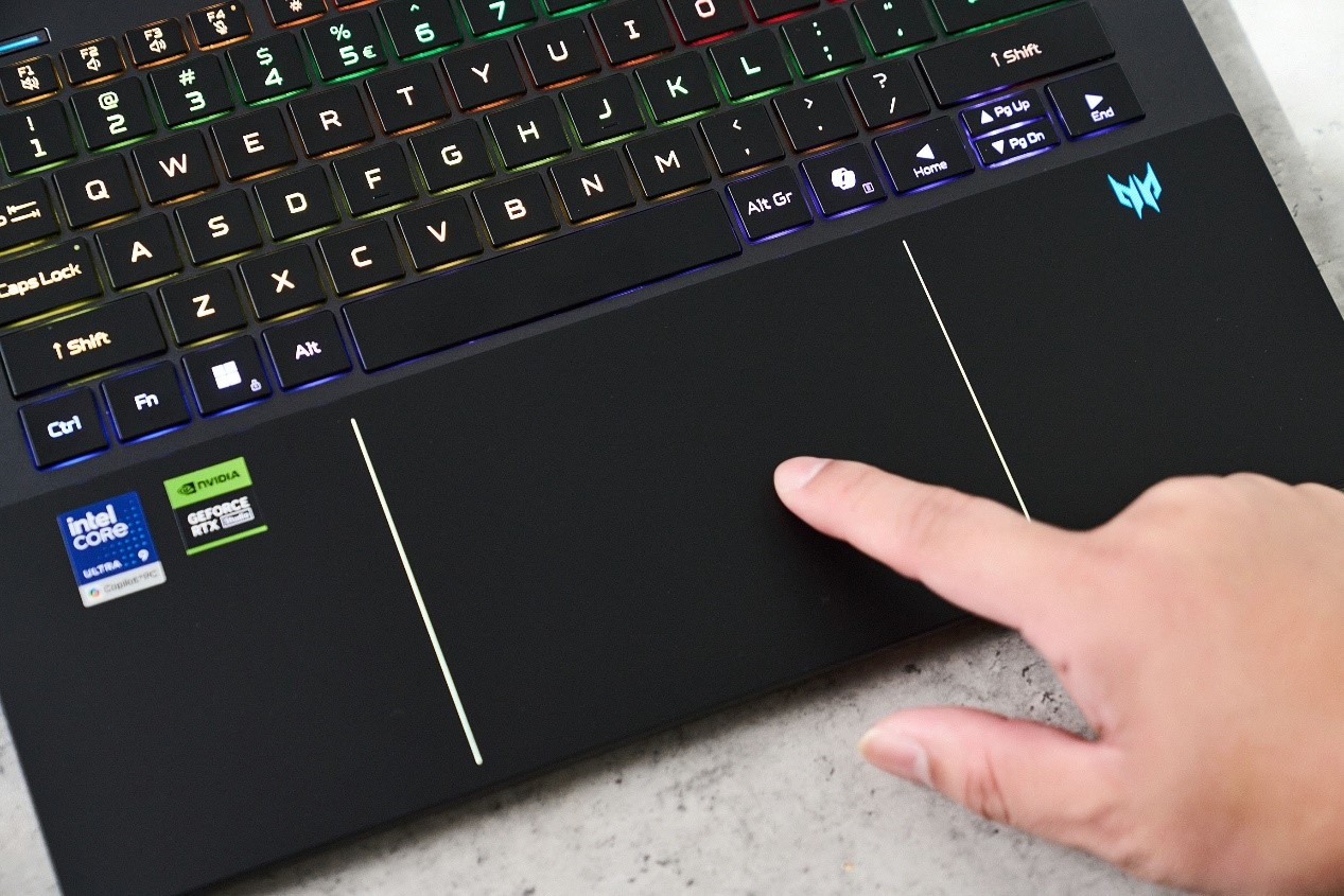 觸控板採無縫一體化設計，兩側配置隱藏式燈號，當偵測到手指或觸控筆時會自動亮起。