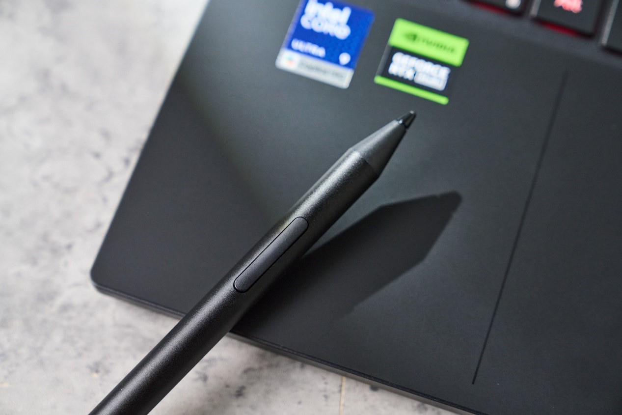 觸控筆筆身整合可自訂功能按鍵，能快速啟動常用指令，提升繪圖與操作效率。