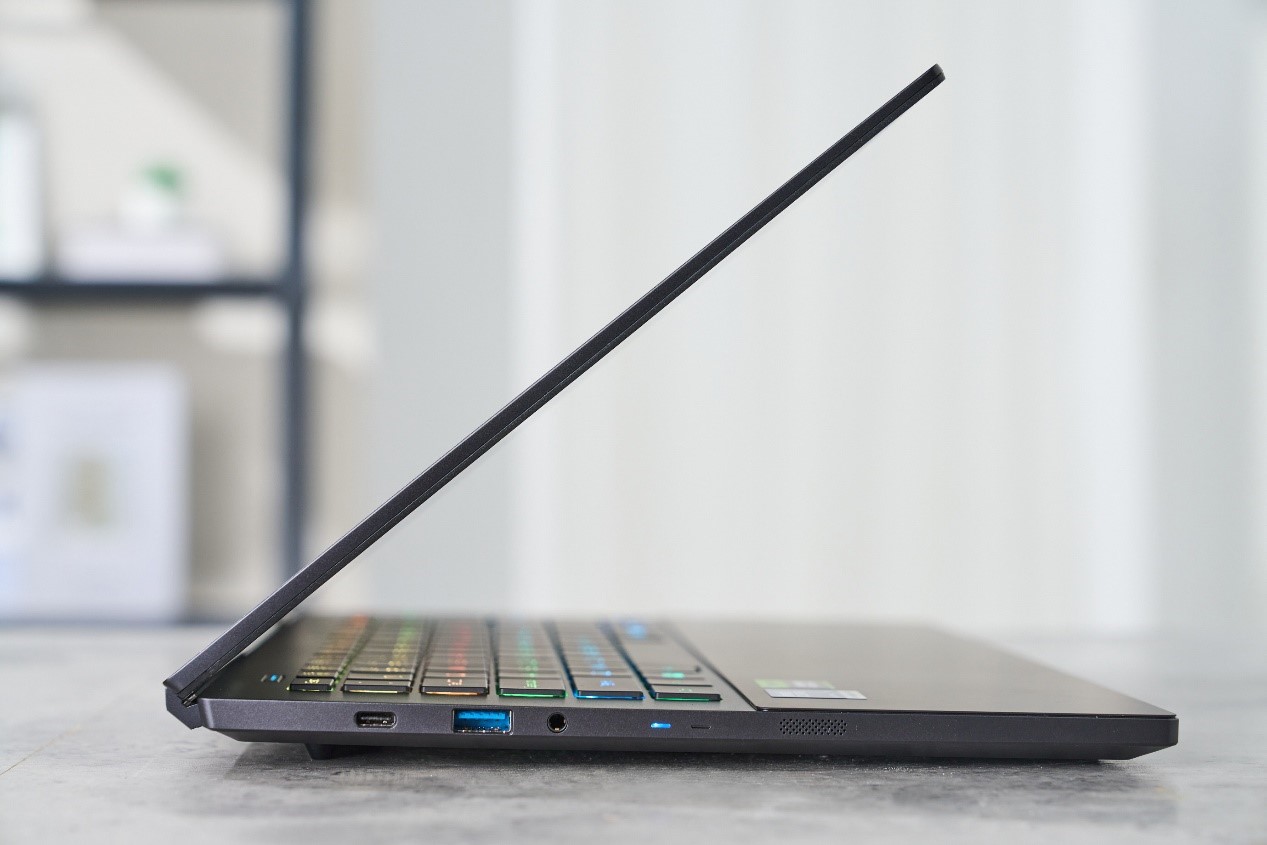 以電競筆電的標準來看，Triton 14 AI 僅 17.31mm 的厚度真的相當纖薄。