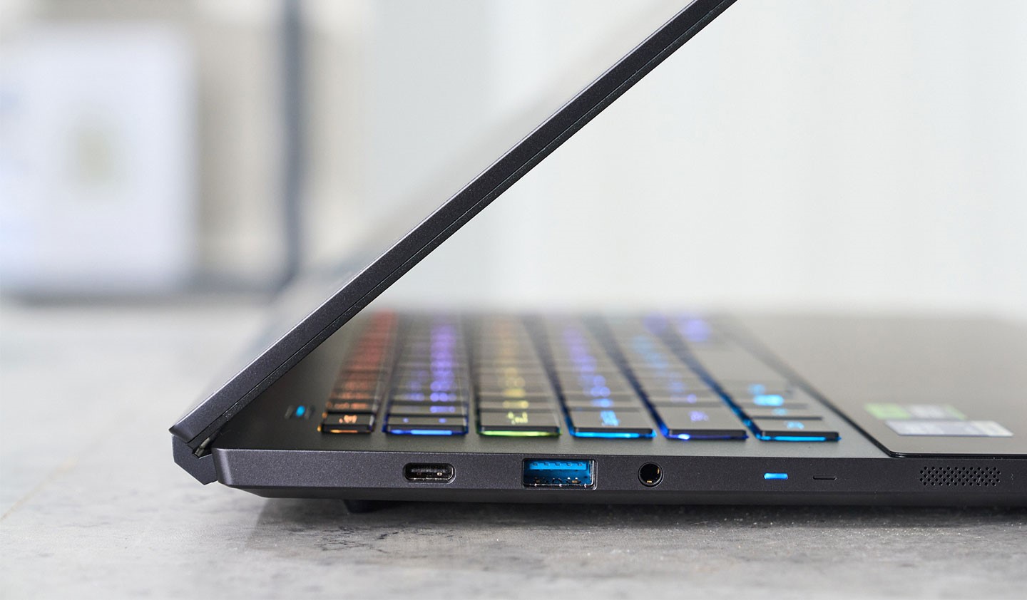 機身左側提供一組 USB 3.2 Gen2 Type-C、一組 USB 3.2 Gen2 Type-A 與 3.5mm 耳機／麥克風複合式接口，兼顧外接裝置與音訊擴充需求。