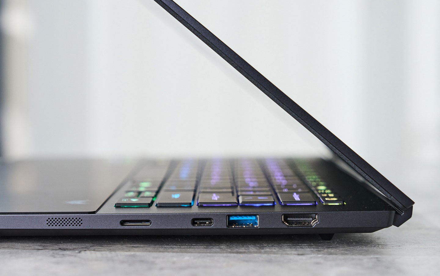 機身右側配置 HDMI 2.1 埠、USB 3.2 Gen2 Type-A、USB 3.2 Gen2 Type-C 與 microSD 讀卡機，滿足多樣化的周邊連接需求。